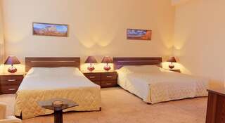 Гостиница Севастополь Севастополь Улучшенный двухместный номер с 2 отдельными кроватями-1